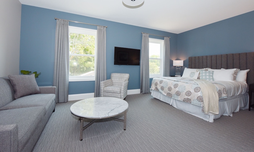 Suite (Adjacent to the Main Building & Stairs Only)