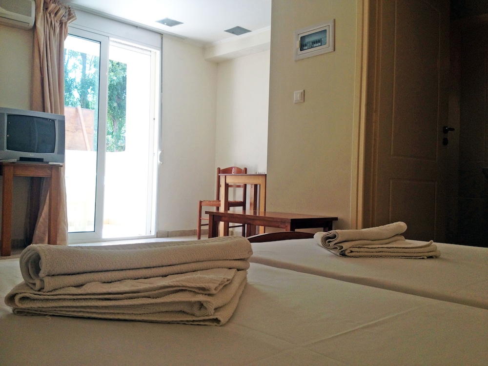 Economy Twin Room (Semi Basement)
