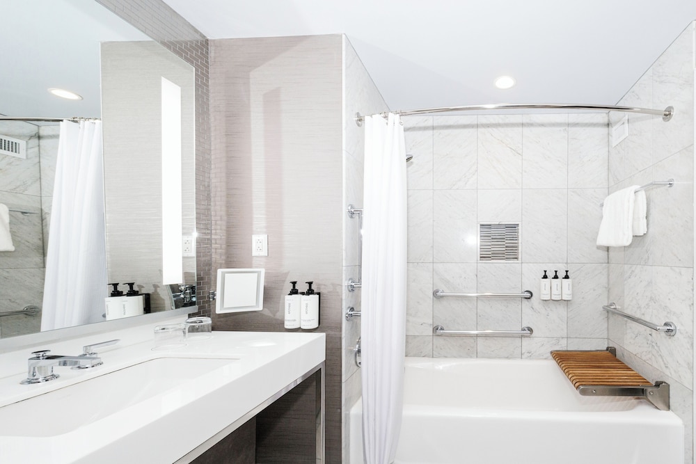 Deluxe Room, 1 King Bed, Mobility Accessible
