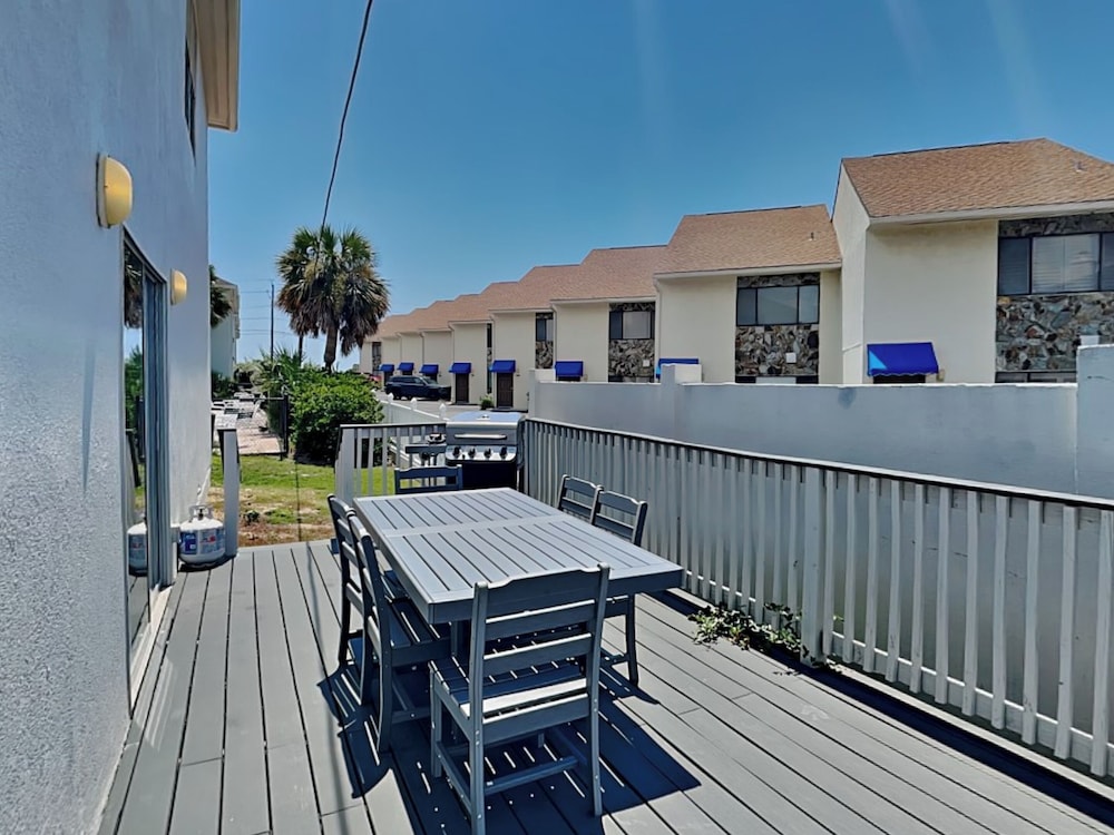 House, Multiple Beds, Balcony, Partial Ocean View (Dominica at Port-O-Call) photo 2