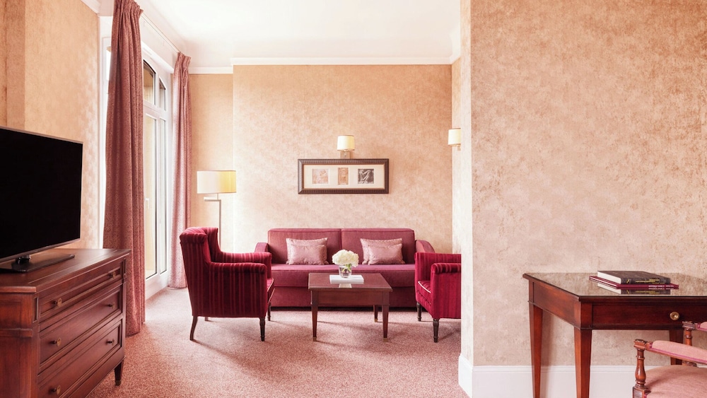 Suite, 1 King Bed, City View photo 2