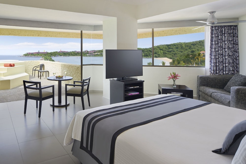 Junior Suite, 1 King Bed, Hot Tub (Preferred Club) - Photo 1