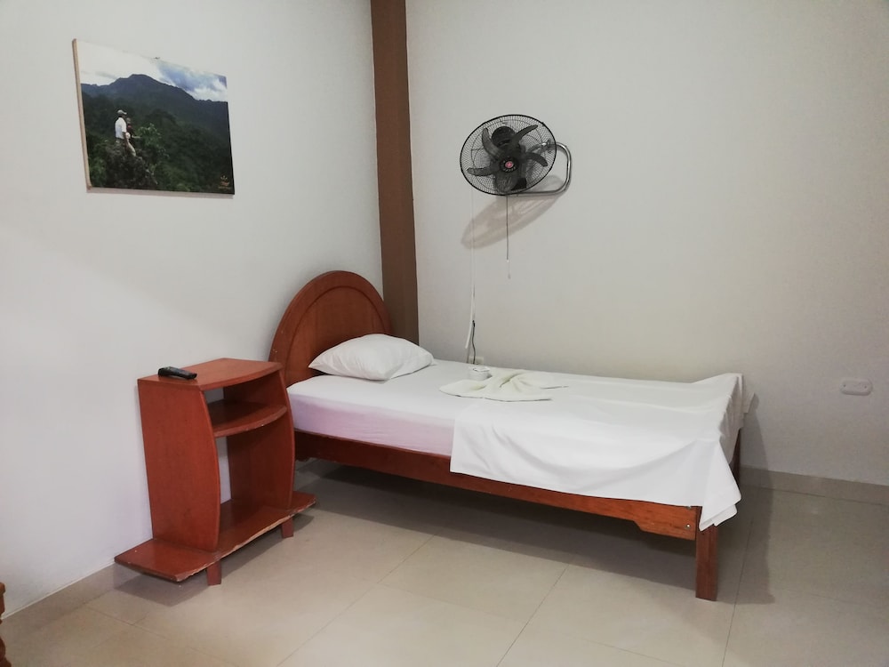 Habitación Individual (01 cama de una plaza y media)