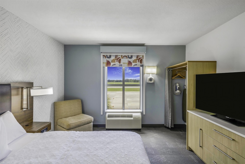 Suite, 1 King Bed, Accessible, Non Smoking (mob/hearing acc w/ bathtub)