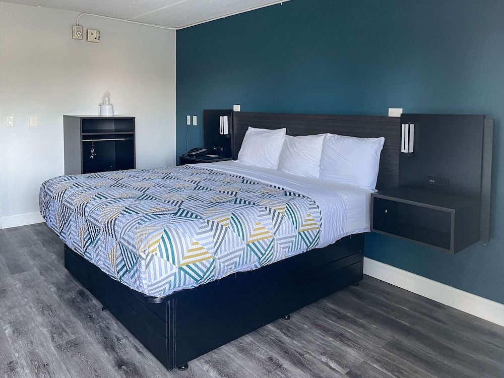 Standard Room, 1 King Bed, Accessible, Non Smoking - Photo 9