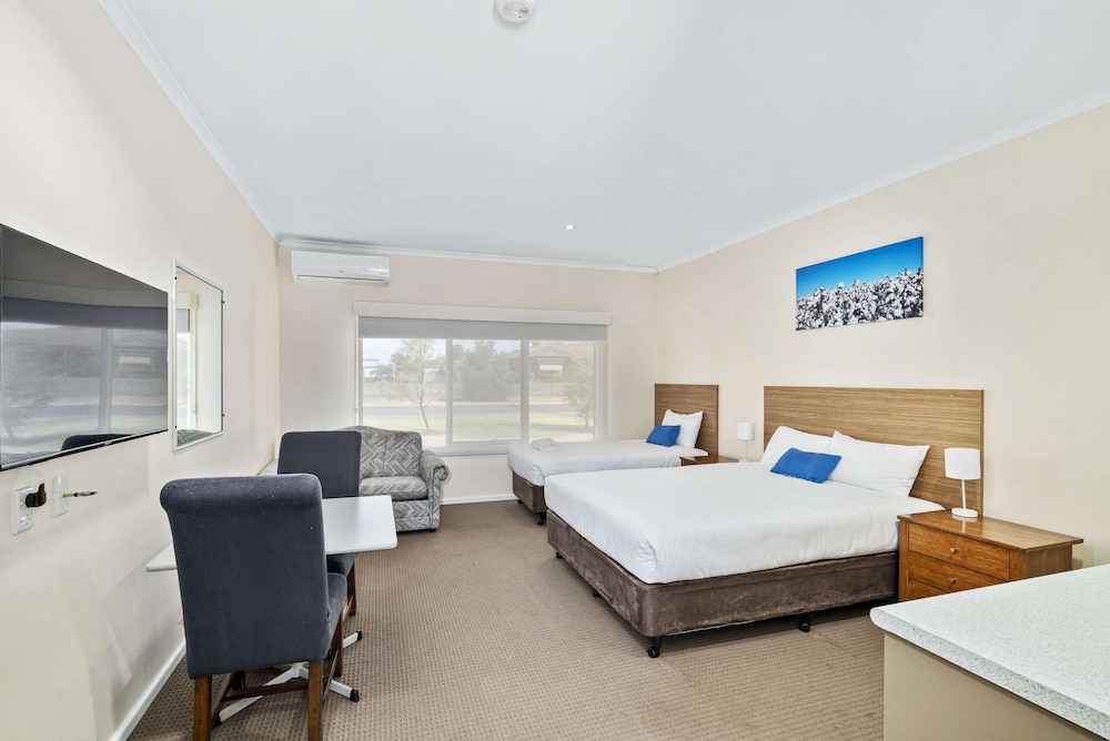 Standard Room, Non Smoking (1 Queen & 1 Single Bed)