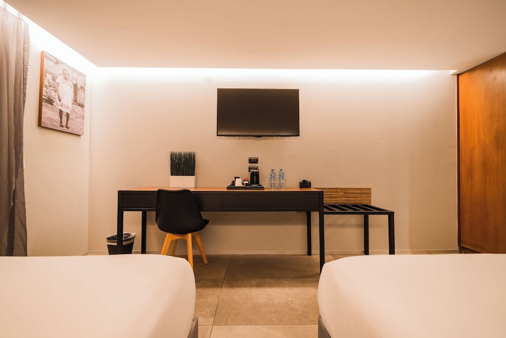 Standard Room, 2 Double Beds - Photo 6