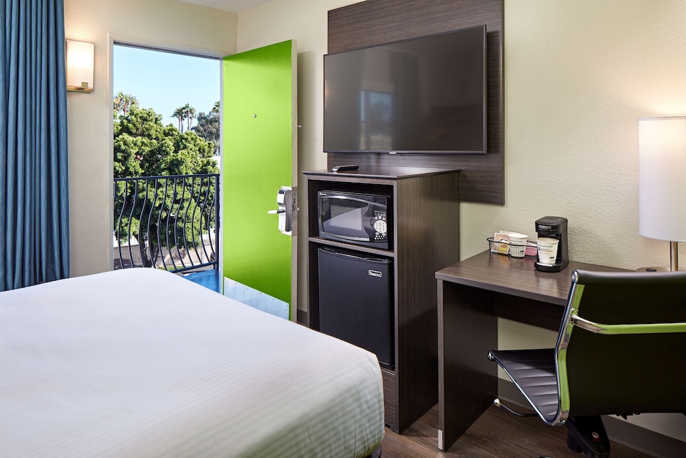 Standard Room, 1 Queen Bed, Non Smoking, Refrigerator & Microwave (Accessible Bathroom only) - Photo 2