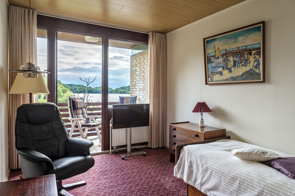 Single room with balcony and lake view (B) in the Lake Annex photo 2