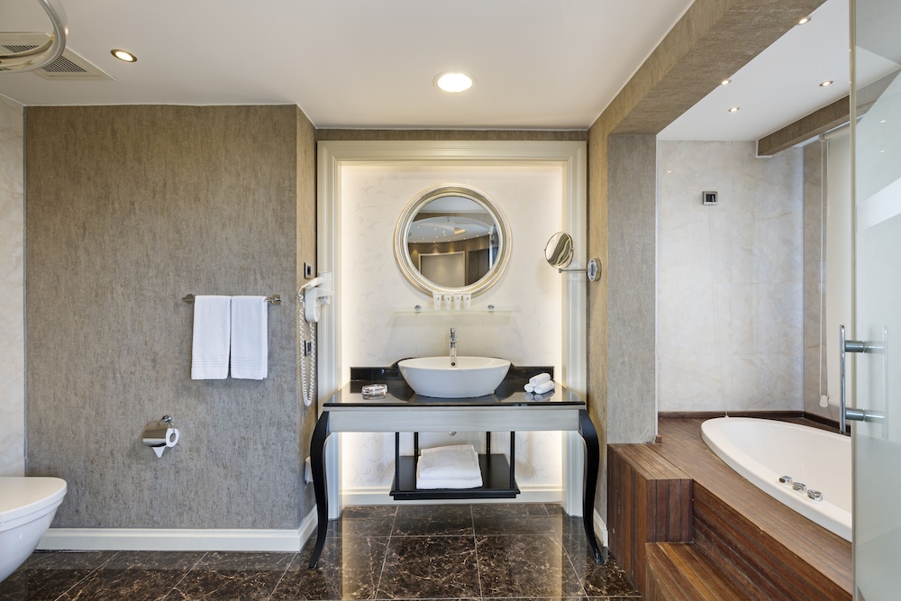 Corner Room with Jacuzzi tub photo 3
