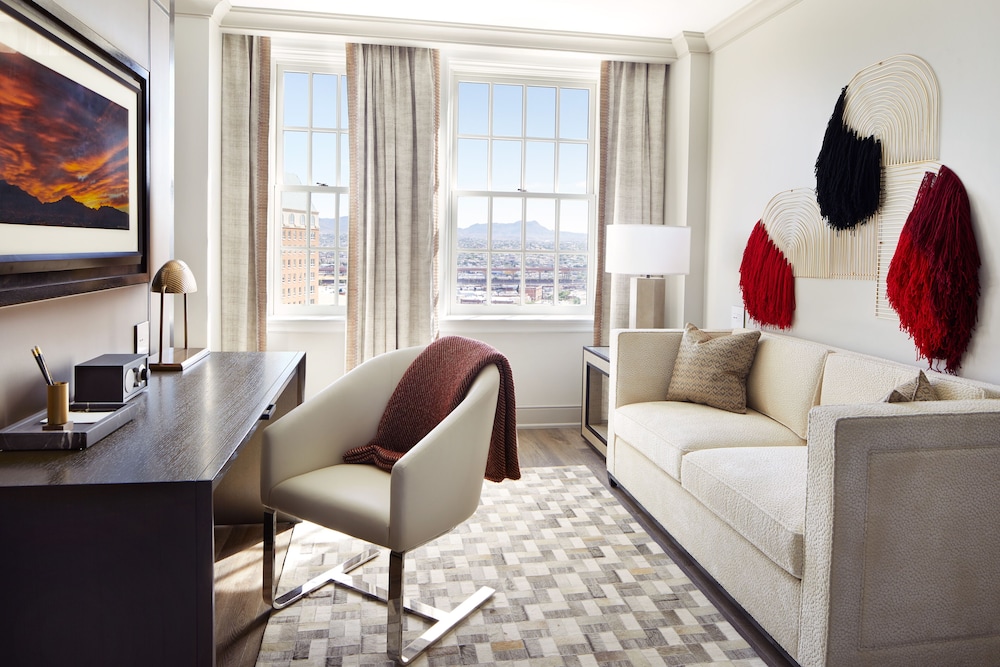 Landmark Suite, 1 King Bed Accessible - Photo 1