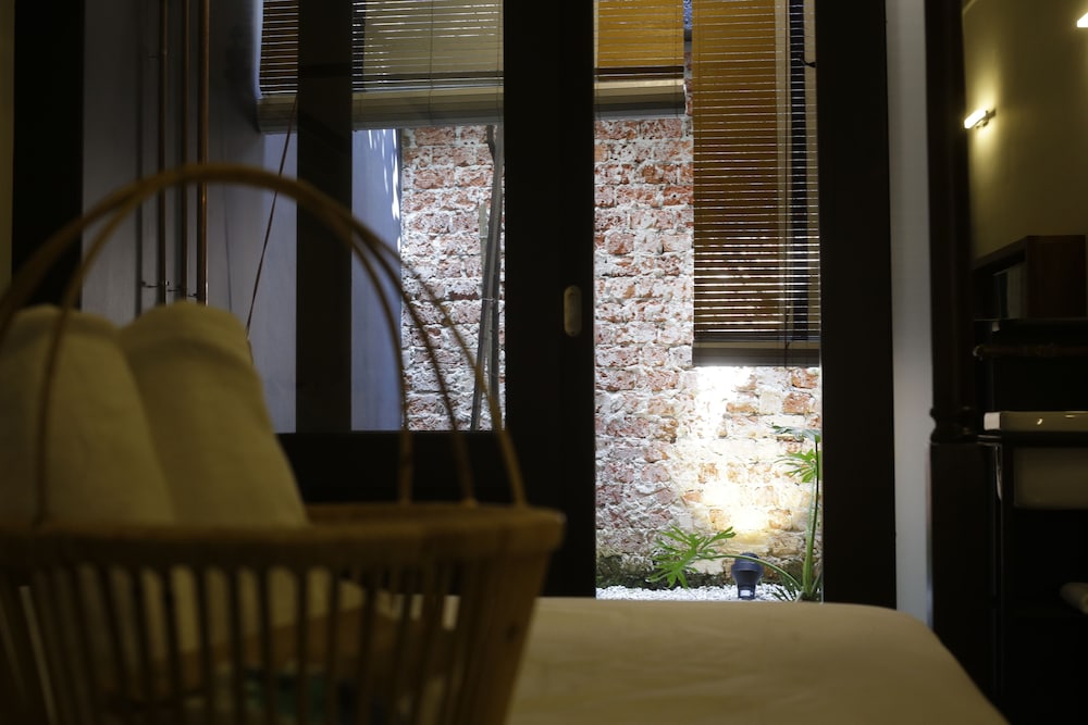 Deluxe Double Room, 1 Queen Bed, Patio photo 3