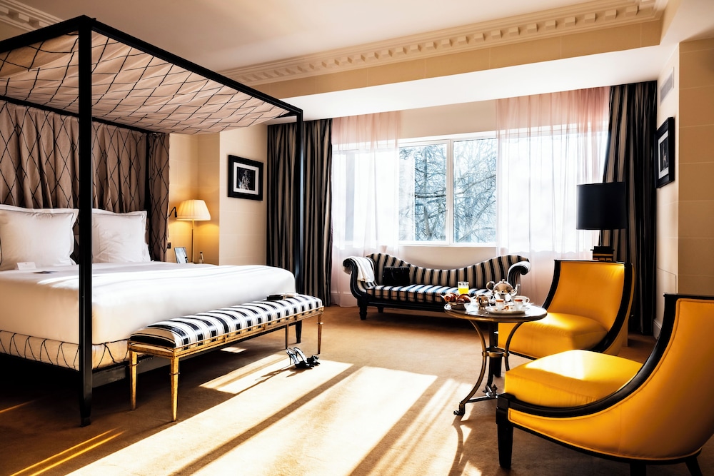Suite, 1 King Bed with Sofa bed, Garden View photo 1