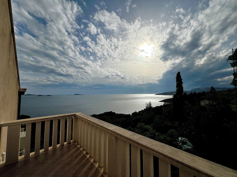 Apartment, Hot Tub, Sea View photo 3
