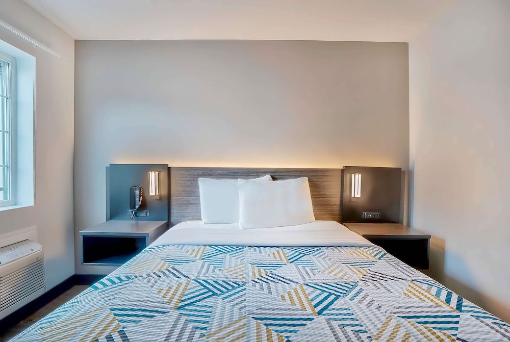Standard Room, 1 King Bed, Non Smoking - Photo 1