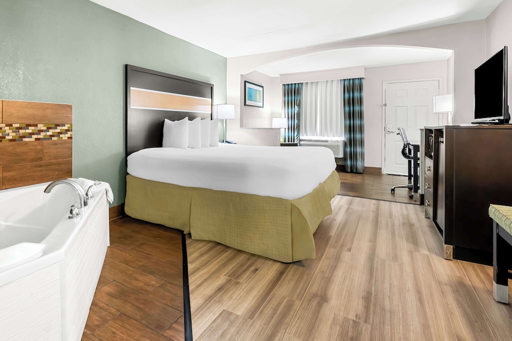 Suite, 1 King Bed, Non Smoking, Jetted Tub photo 2