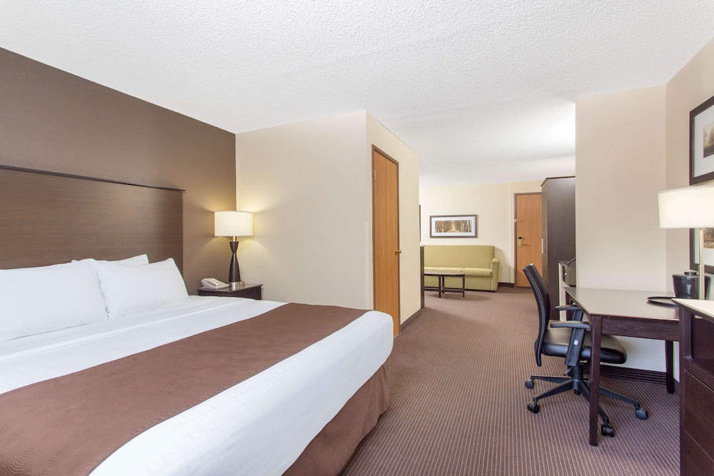 Studio Suite, 1 King Bed, Non Smoking - Photo 1