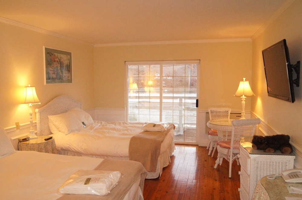 Standard Room, 2 Queen Beds, River View - Photo 3