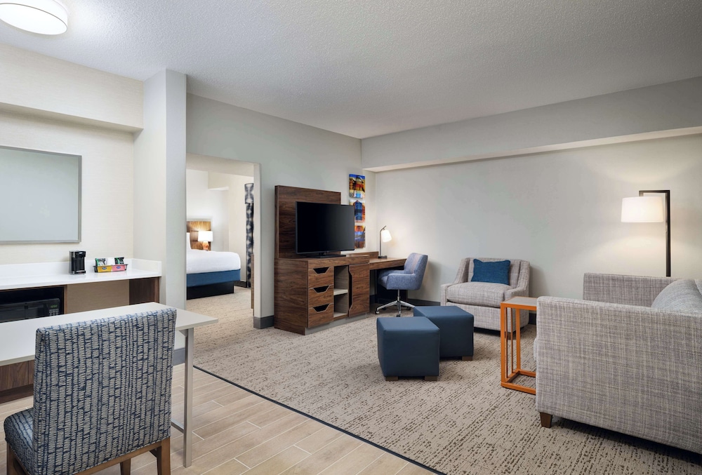 Room, 1 King Bed, Refrigerator & Microwave (Wet bar) - Photo 4