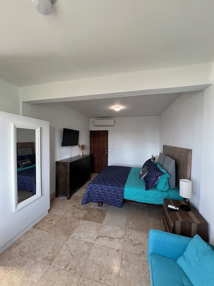 Standard Room, 1 King Bed photo 2