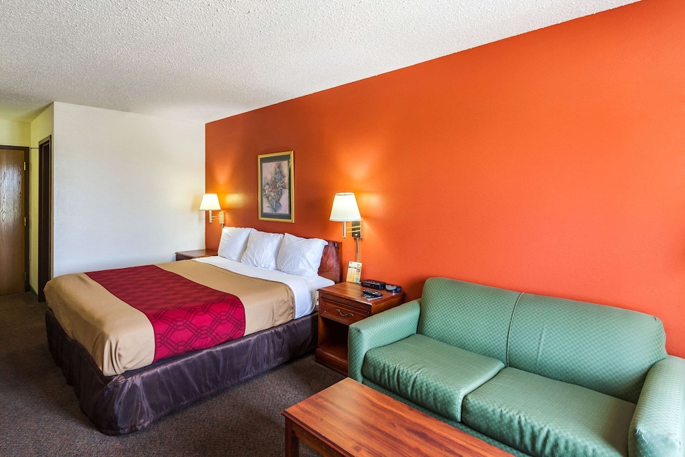 Room, 1 King Bed, Non Smoking - Photo 13