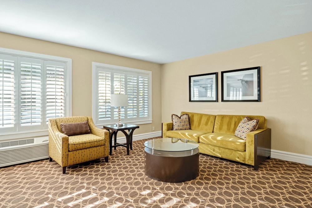 Suite, 1 Bedroom, Poolside (1 Queen) - Photo 7