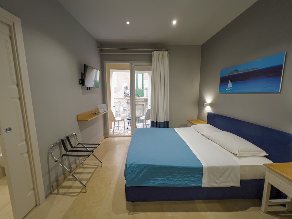 Junior Suite, 1 Queen Bed, Non Smoking photo 3