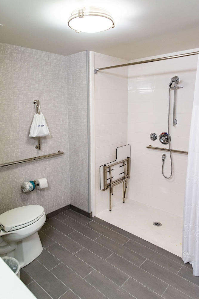 Room, 1 King Bed, Accessible (Hearing) - Photo 8