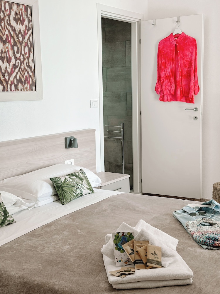 Deluxe Triple Room, Partial Sea View
