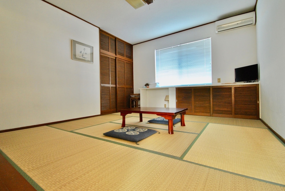 Tatami Room with Shared Washrooms and Bathrooms photo 2