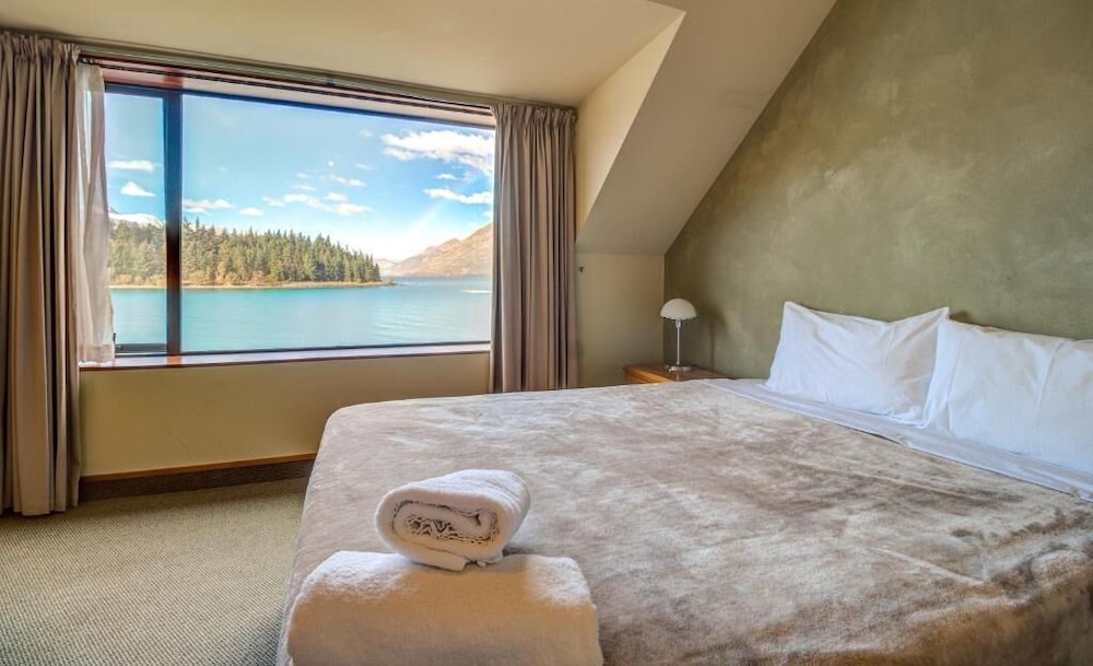 Three Bedroom Executive Suite Lakeview