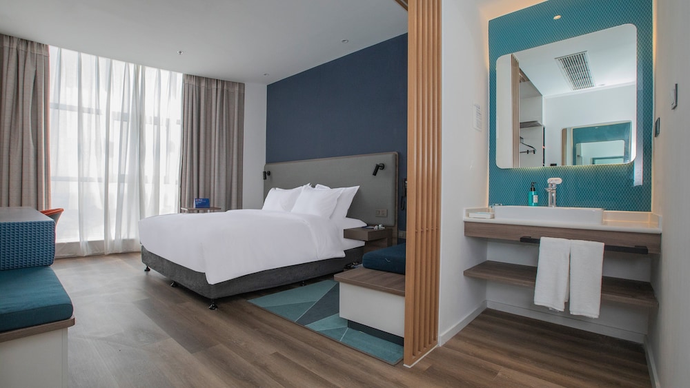 Standard Room, 1 King Bed (Extra Floor Space) photo 3