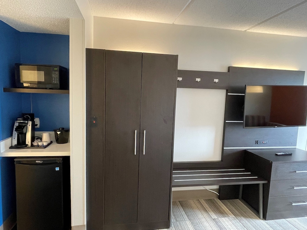 Suite, 2 Queen Beds, Hearing Accessible photo 2