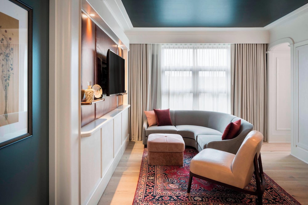 Suite, 1 King Bed thumbnail 5