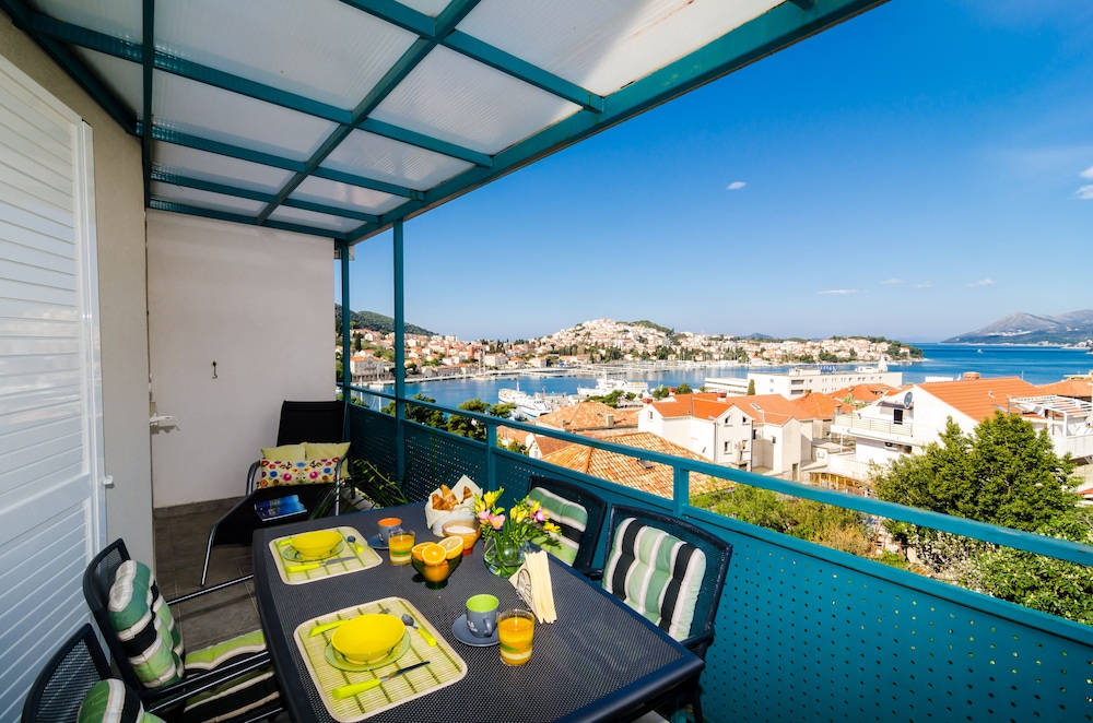 Apartment (One-Bedroom Apartment with Balcony an)