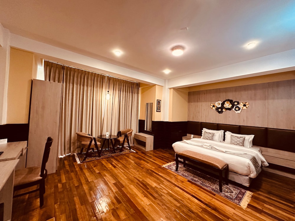Deluxe Room, 1 King Bed, Non Smoking, Garden View photo 1