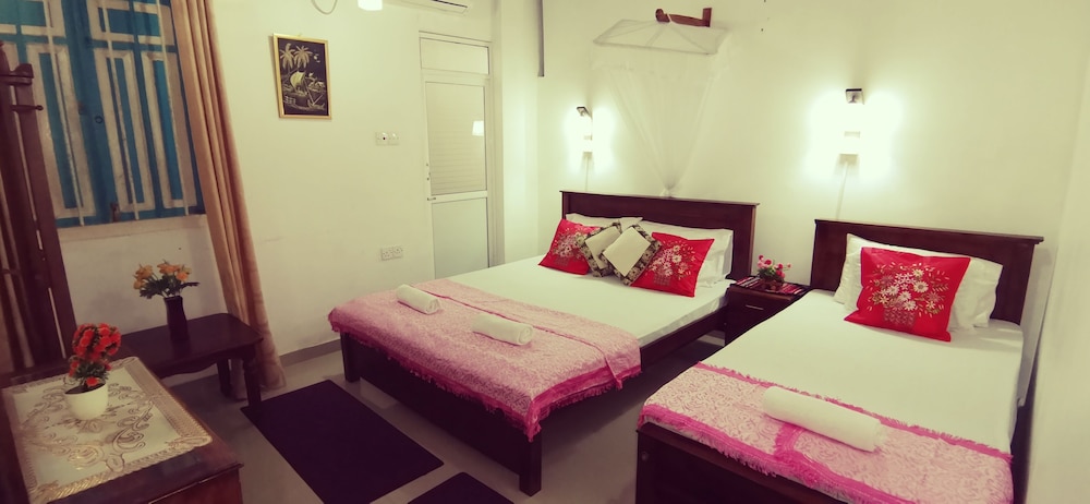 Economy Triple Room, Ensuite photo 2