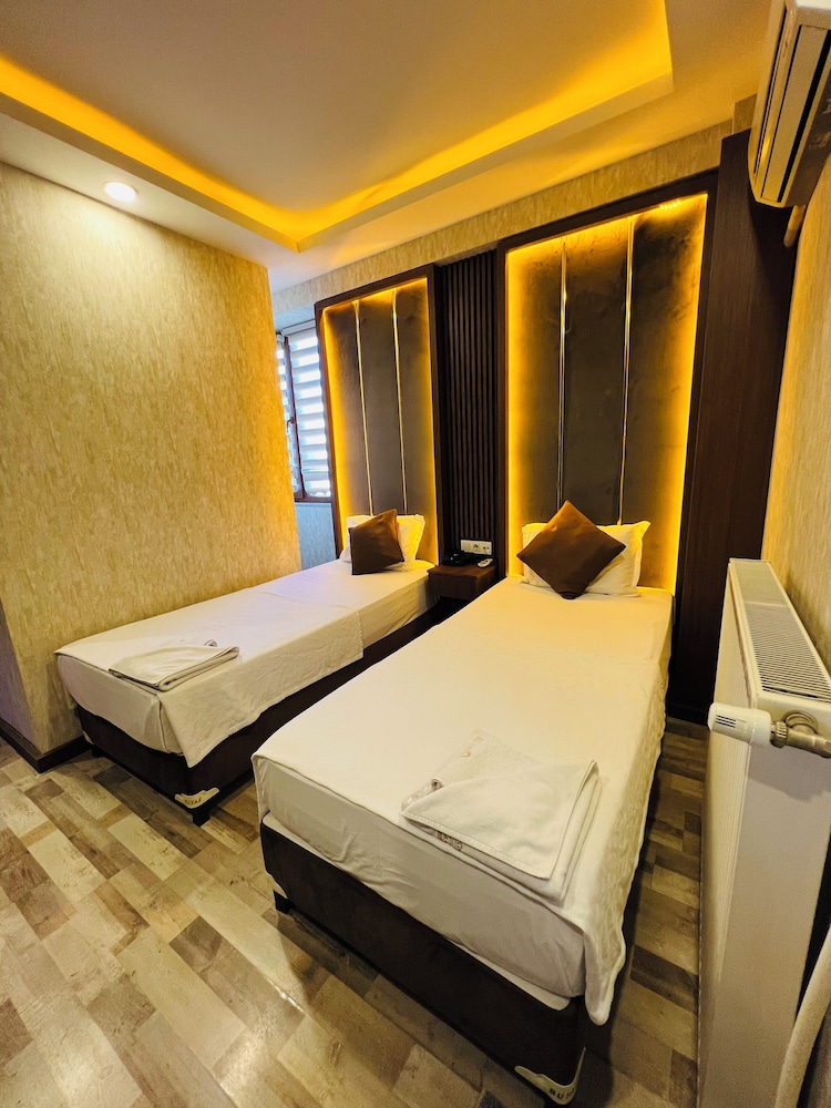 Economy Twin Room photo 2