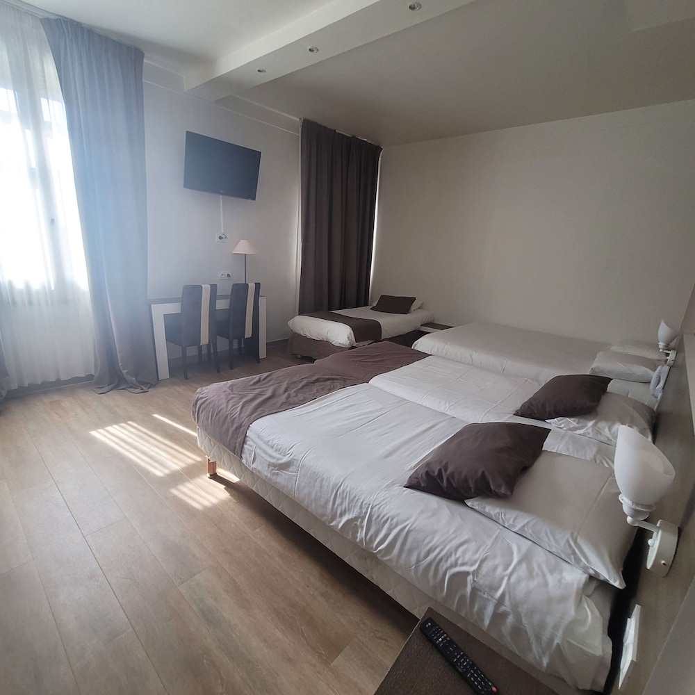 Standard Room, Multiple Beds - Photo 5