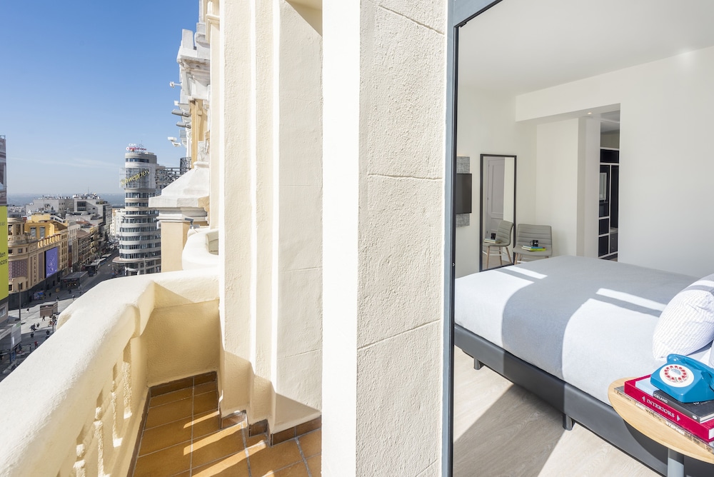 The Innside Room Gran Via View thumbnail 6