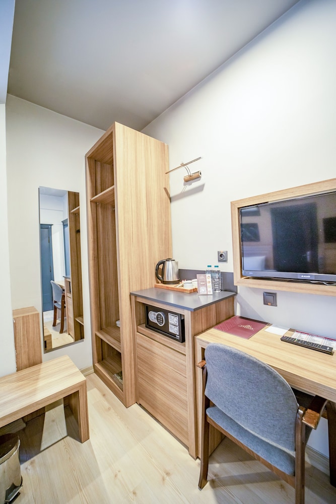 Standard Triple Room, 1 Bedroom, Courtyard View photo 3