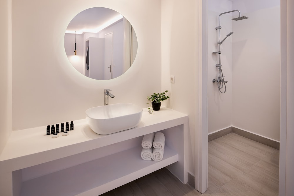 One Bedroom Suite - Photo 3