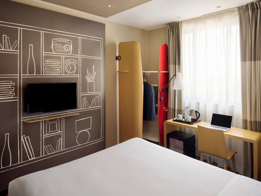 Room, 1 King Bed (High Floor, Skyline) - Photo 2