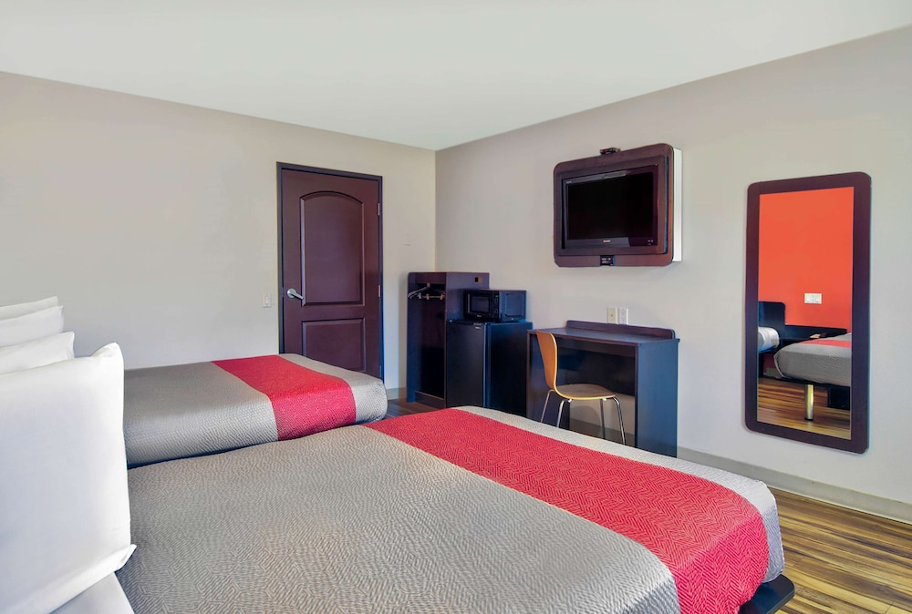 Standard Room, 2 Queen Beds, Non Smoking - Photo 7