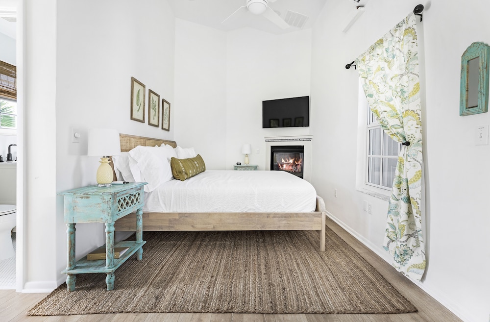 Deluxe Studio Suite, 1 King Bed, Balcony, Partial Ocean View (Non-Pet Room) photo 1