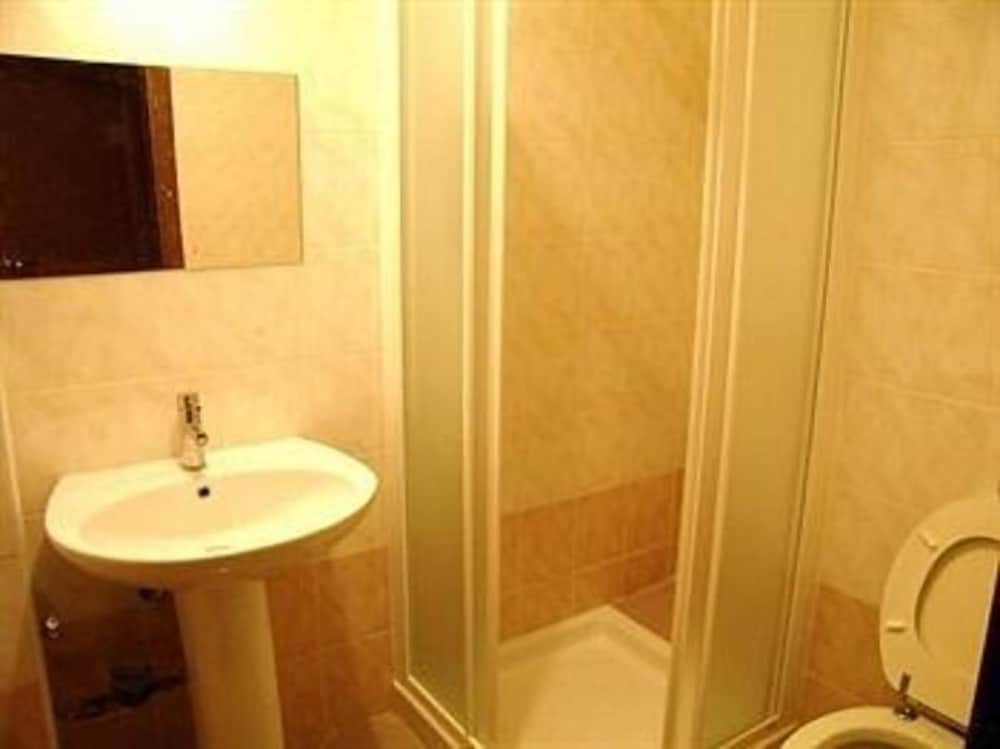 Twin Room, 2 Twin Beds, Shared Bathroom