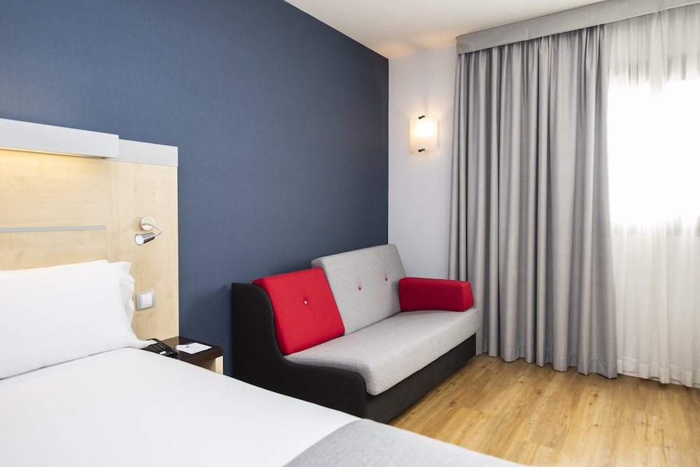 Standard Room, 1 Queen Bed with Sofa bed (Free Breakfast) - Photo 6