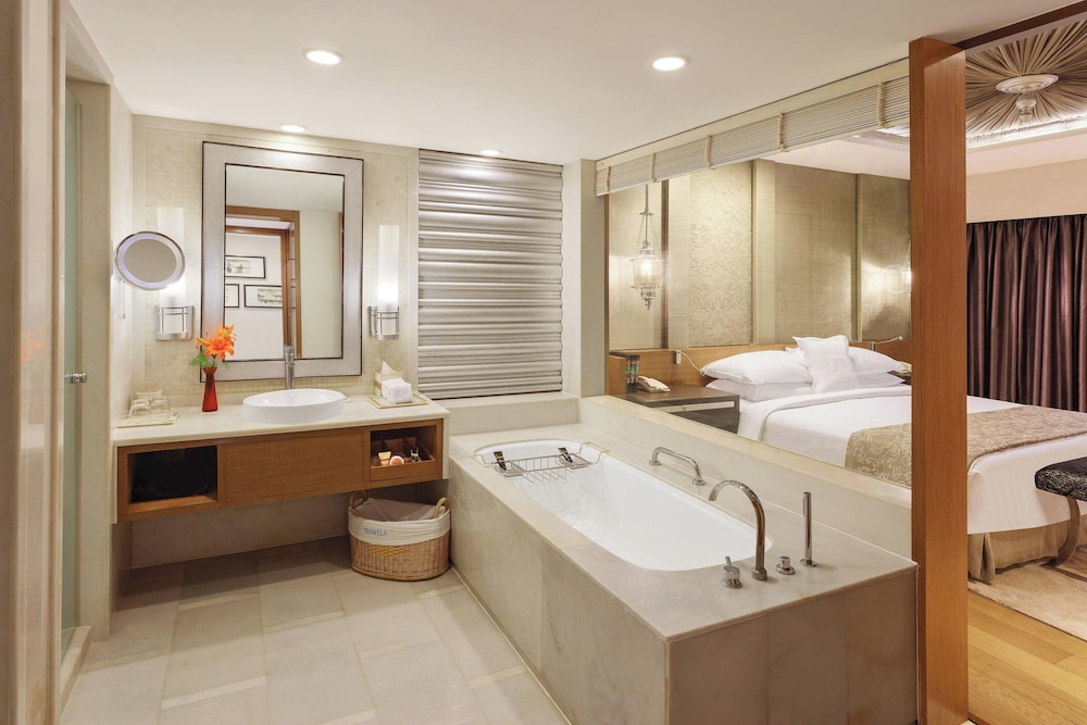 Royal Suite, 1 Bedroom - Photo 3