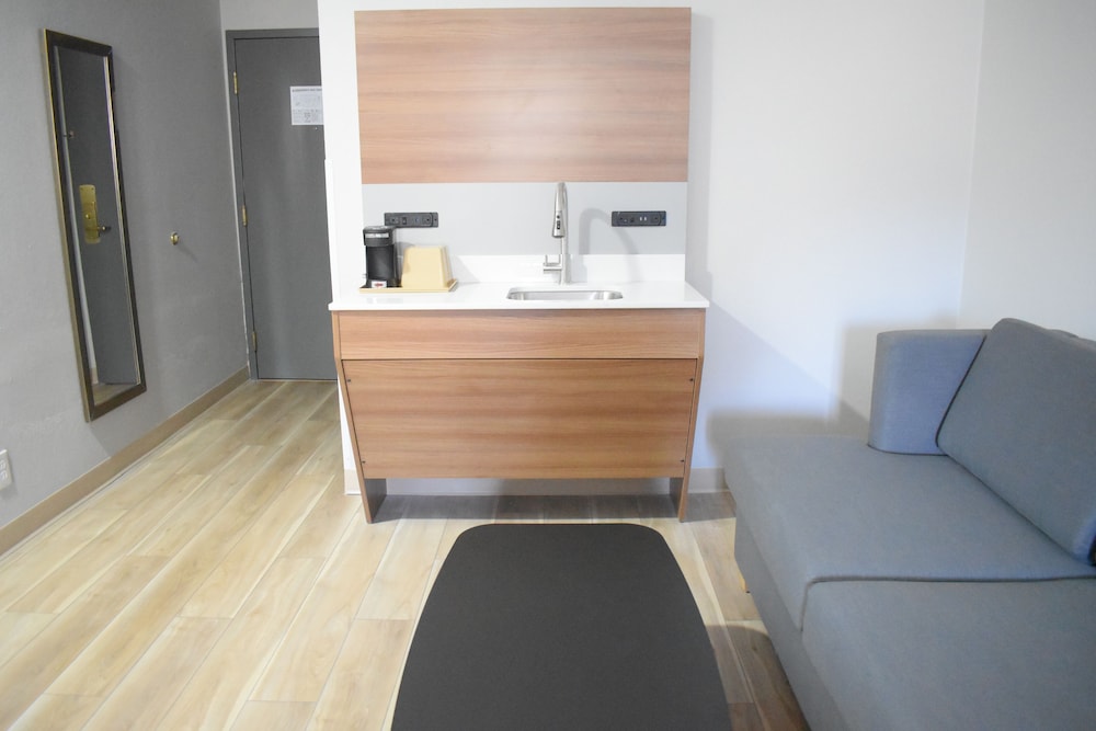 Suite, 1 King Bed, Non Smoking - Photo 2