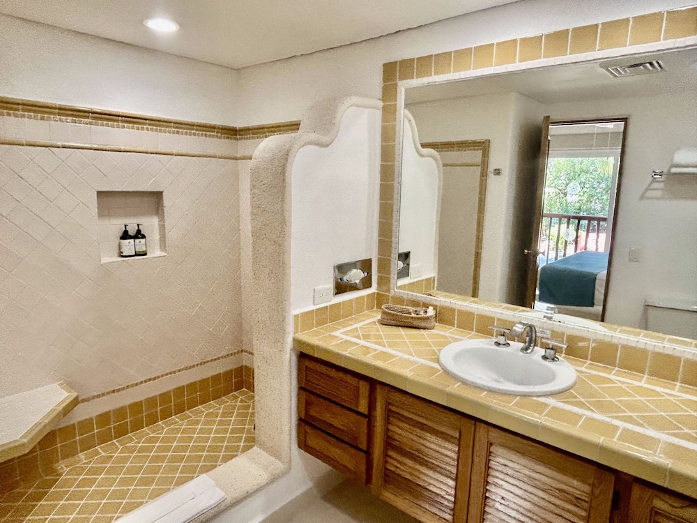 Suite, 3 Bedrooms, Ocean View - Photo 19